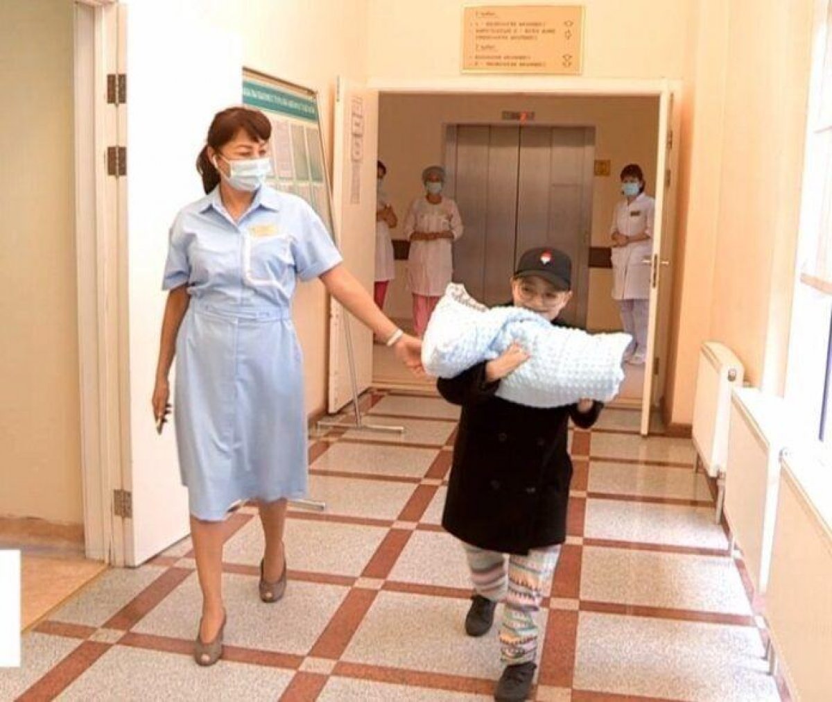 Жительница Шымкента без кистей и с "хрустальной болезнью" родила здорового ребенка