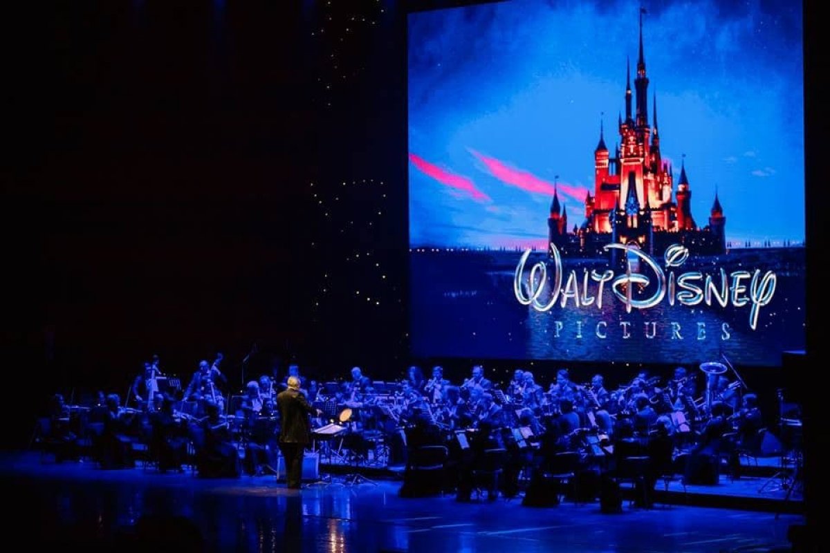 Саундтрек диснея. Концертная сцена Walt Disney. Выступление на сцене Дисней. Киноконцерт. Музыкальные сцены Диснея.