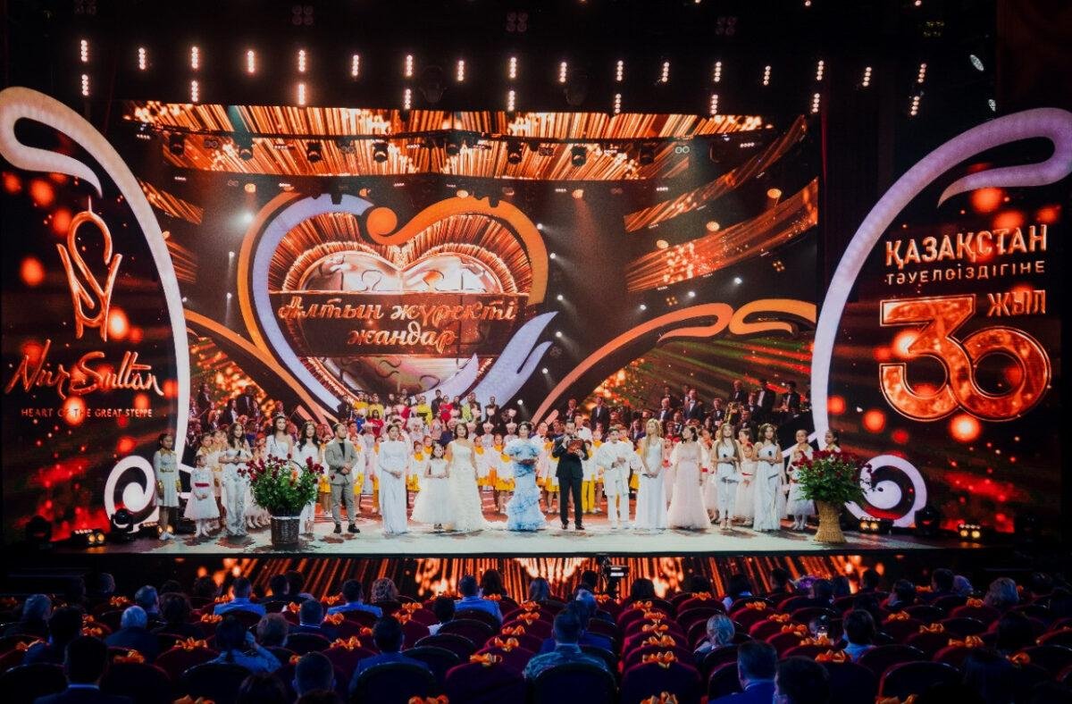 В Нур-Султане представителям социально значимых профессий вручили статуэтки «Алтын жүректі жандар»