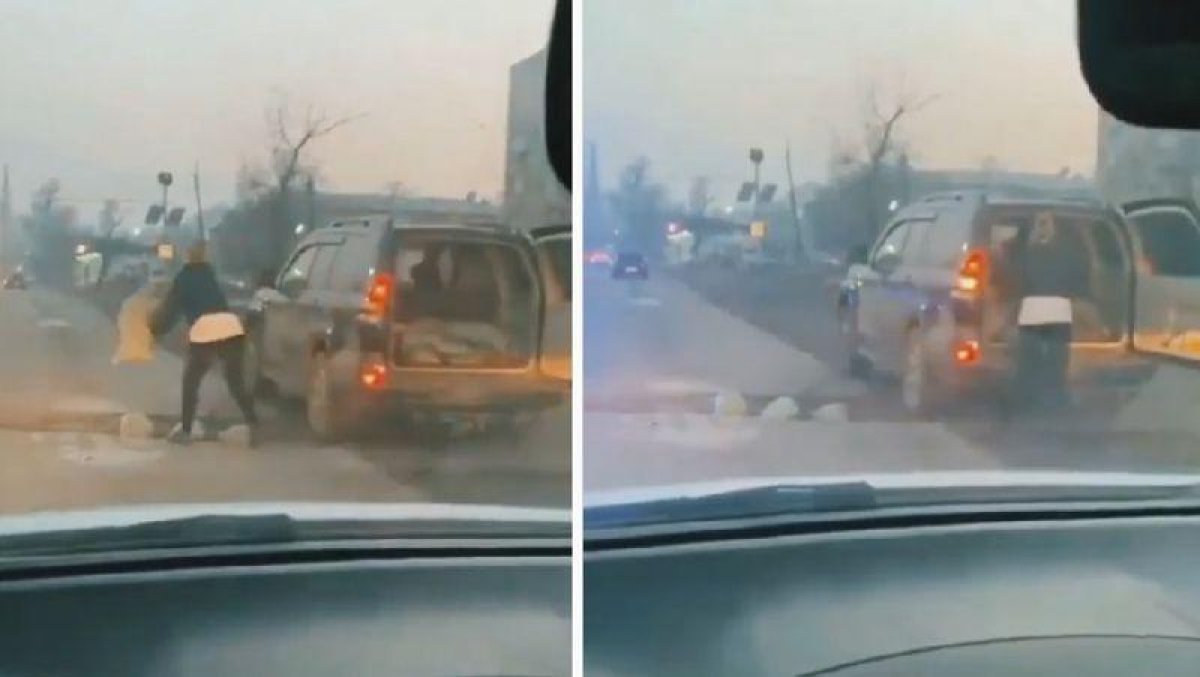 "Для чего акимат?": девушка вручную засыпала яму на трассе в Алматинской области