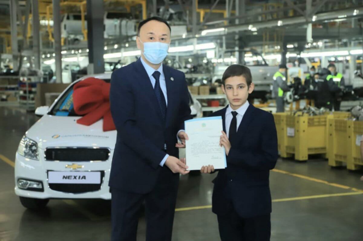 Школьнику, спасшему детей из пожара в Костанае, подарили автомобиль
