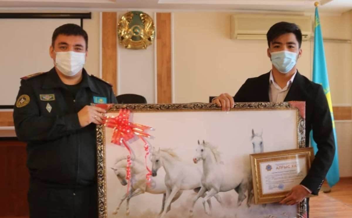 Житель Атырау спас провалившегося под лед друга