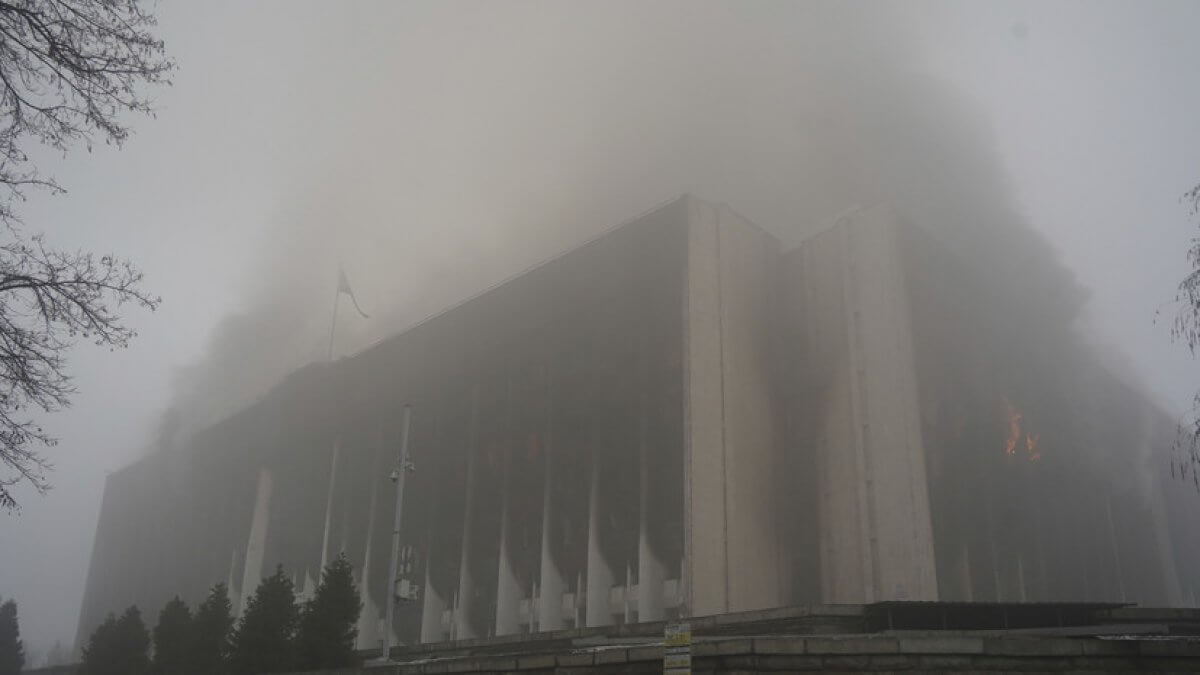 Иностранец погиб во время протестов в Алматы, а известный актер перестал выходить на связь