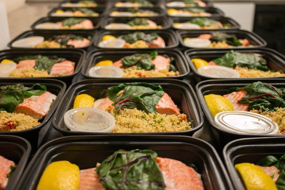 Более тысячи горячих обедов и ужинов предоставили полицейским в Павлодарской области