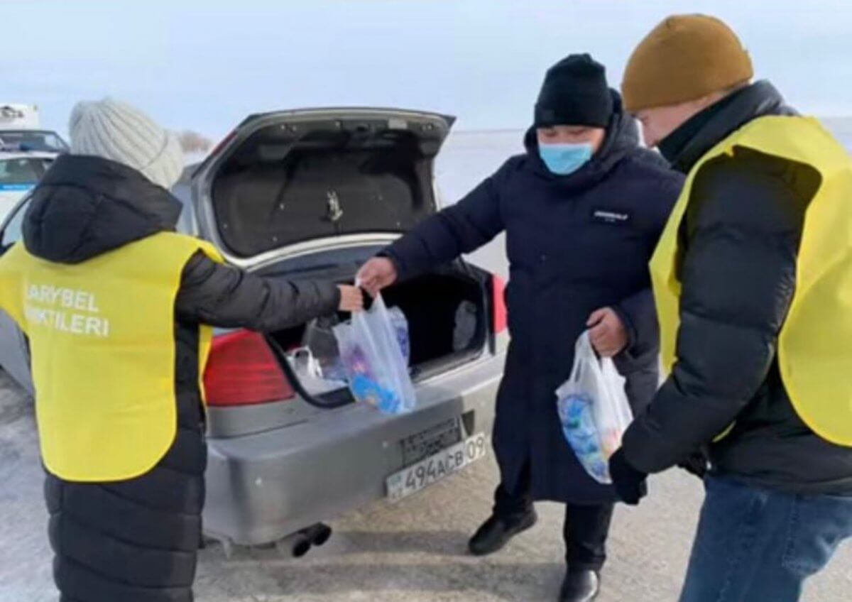 Сотрудников блокпостов в Карагандинской области кормят волонтеры и активисты