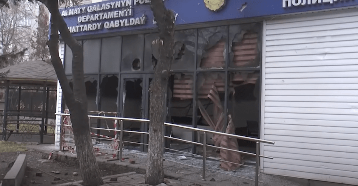 Нападение на здание. Полиция Алма-Аты рассказала о ночном штурме здания.