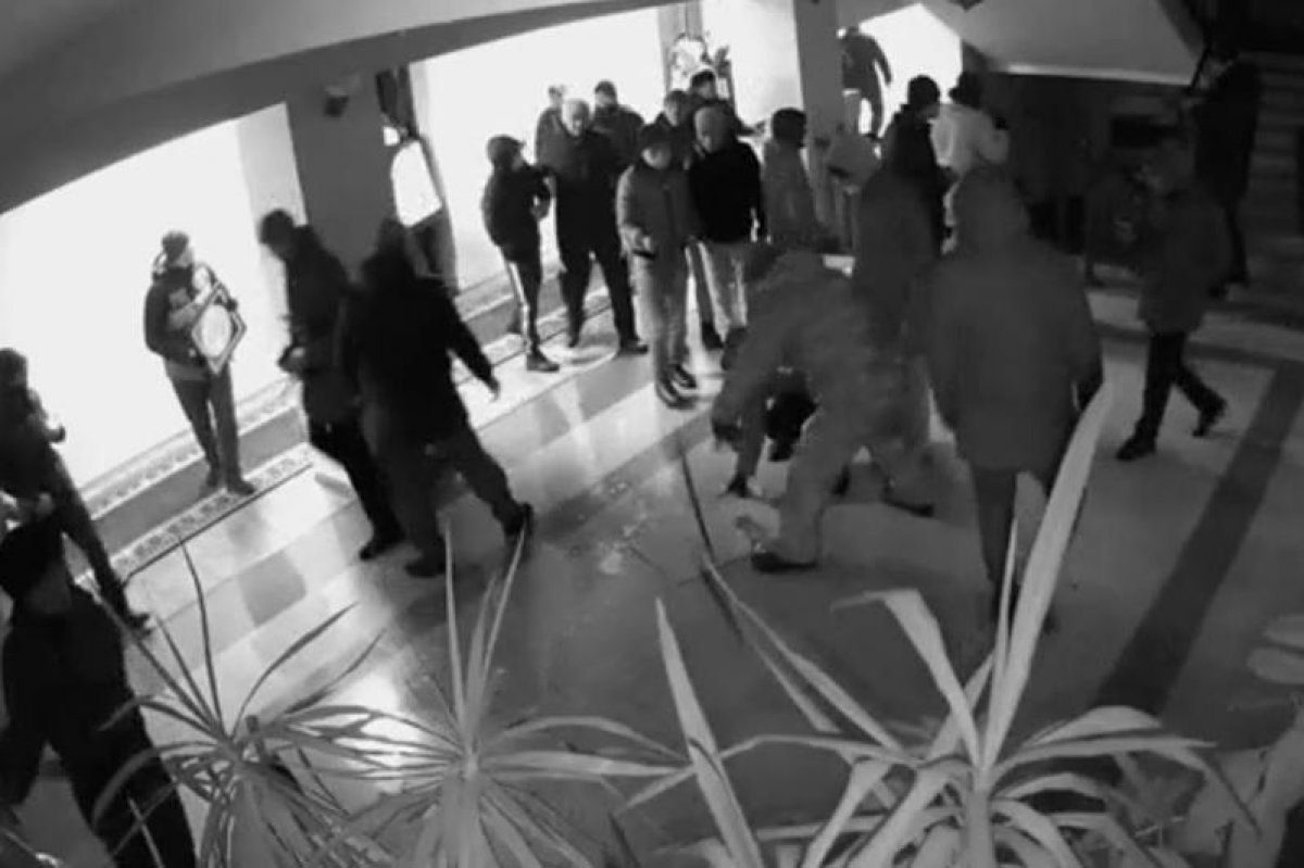 Появилось видео нападения на пожарную машину и на акимат Актюбинской области