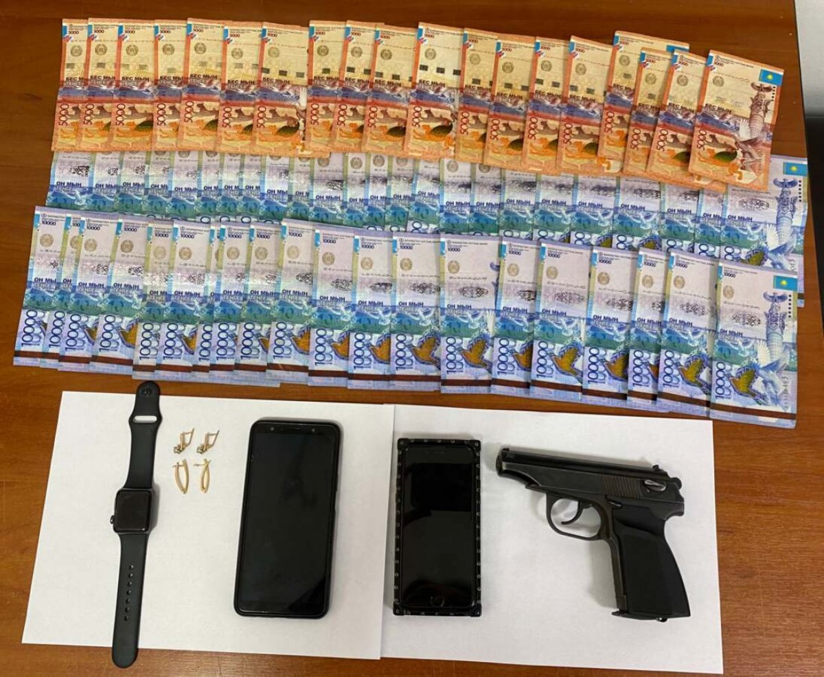 Угрожали ножом и избили: парней, обокравших женщину, задержали в Атырау