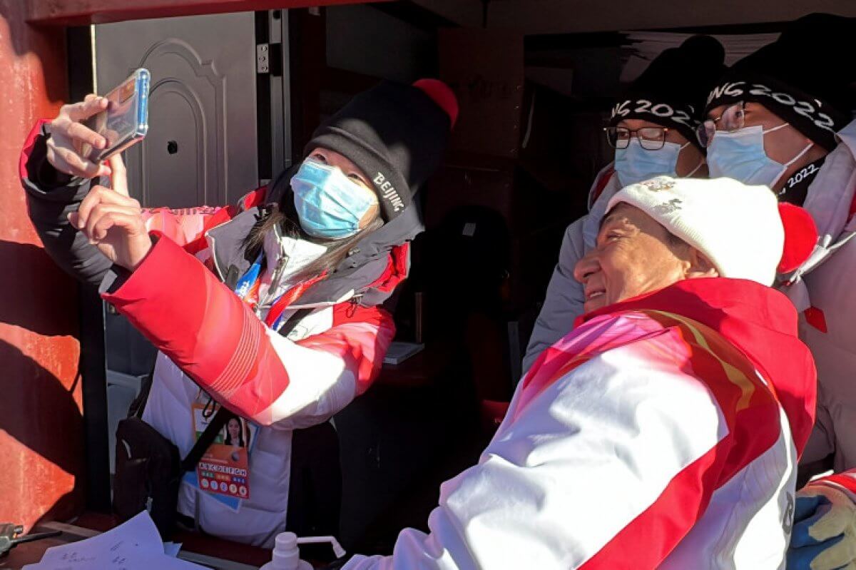 Джеки Чан пронес олимпийский факел на вершине Великой китайской стены