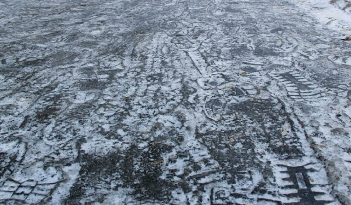 Сельского акима в Павлодарской области оштрафовали за обледенелую «зебру»