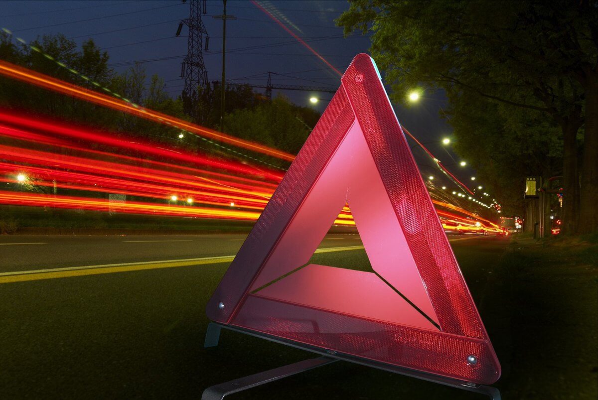 Врезался в дерево: два человека погибли в Павлодаре