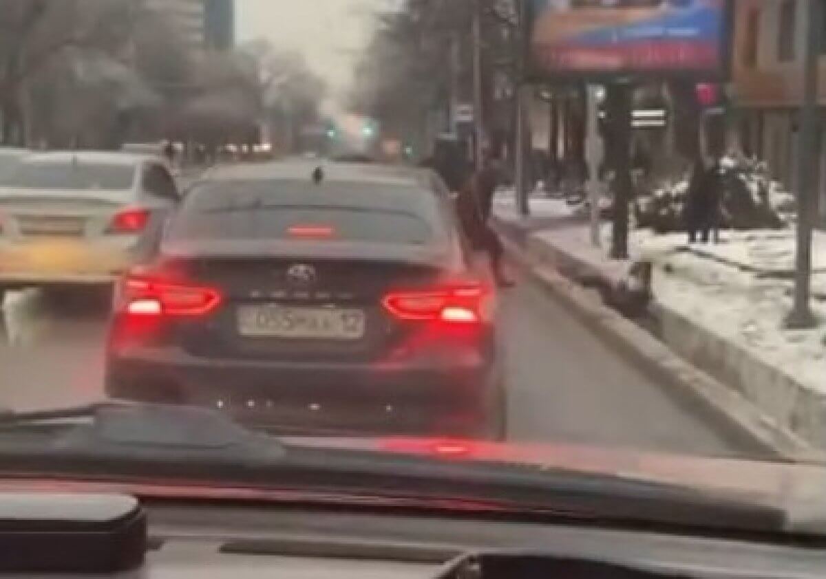 28-летнего парня скинули в арык в Алматы