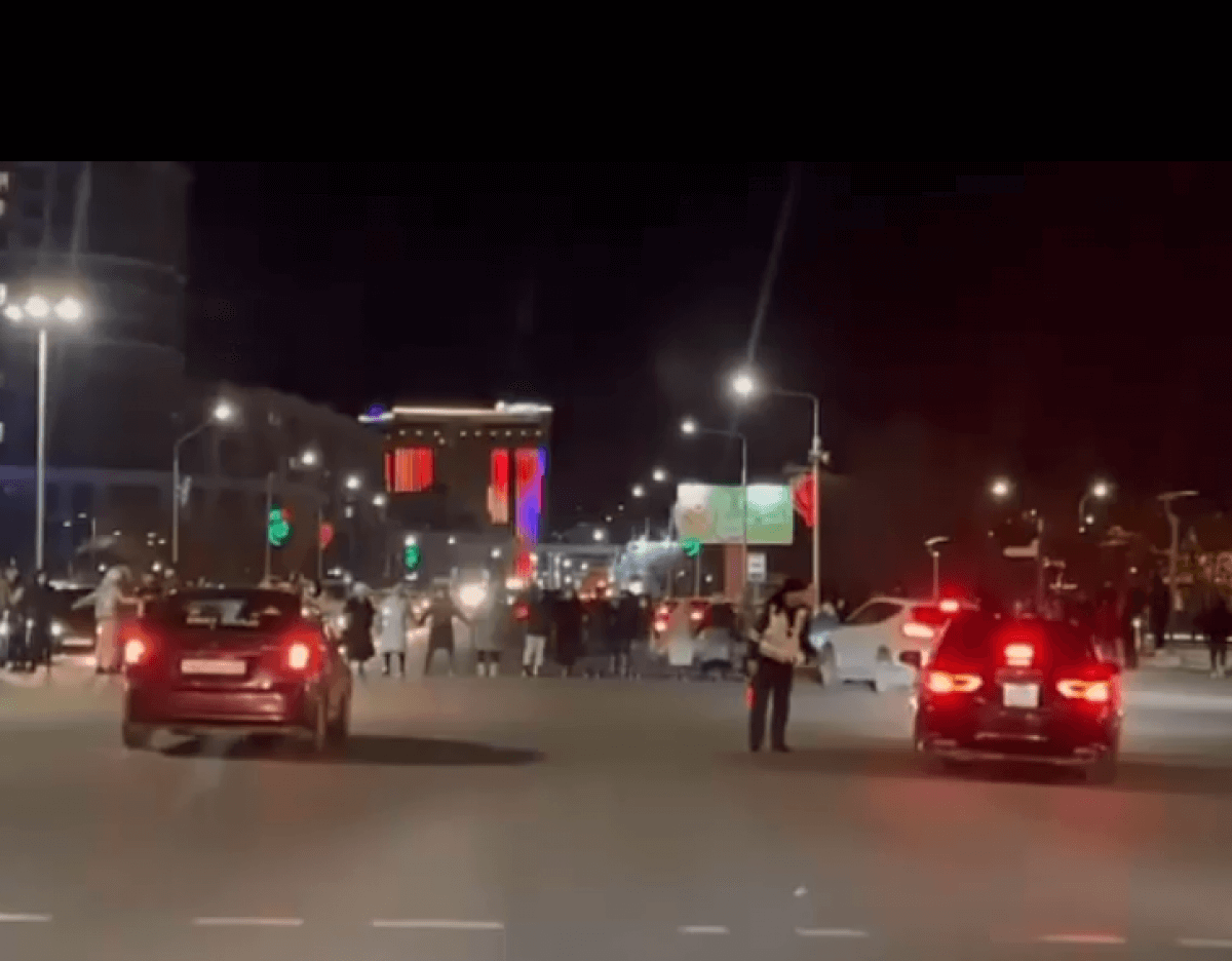 Митинг многодетных мам в Актау перерос в потасовку. Чего требовали женщины?