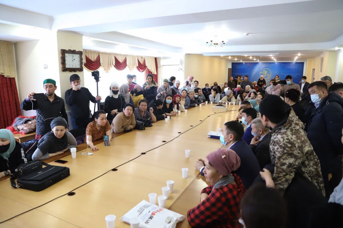 Многодетные мамы перекрыли дорогу в Актау: женщинам разъяснили, на что они могут рассчитывать