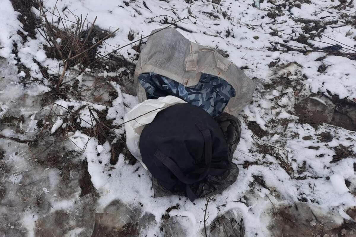 Бронежилет, каску и арсенал оружия нашел пастух на окраине Алматы