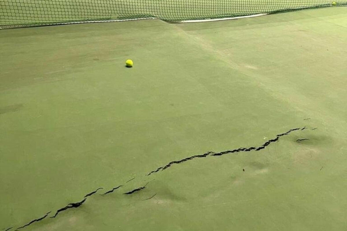 В открытом три года назад теннисном центре СКО трещинами пошли стены и корт