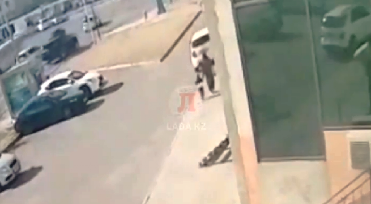 Женщина наехала на мать с  ребенком в Актау