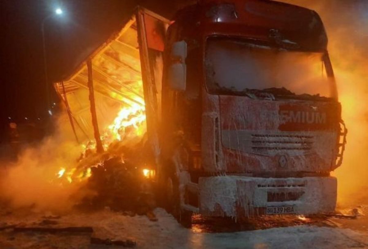 Фура с трикотажем из Узбекистана сгорела дотла на трассе в Павлодарской области