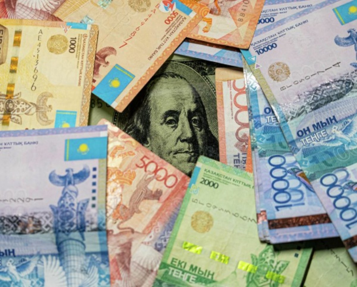 Курс тенге снова снизился