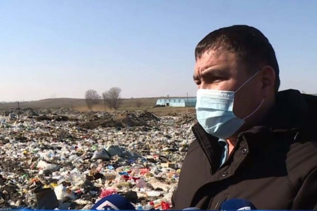 Воду из арыка рядом со свалкой берут для питья сельчане в Туркестанской области
