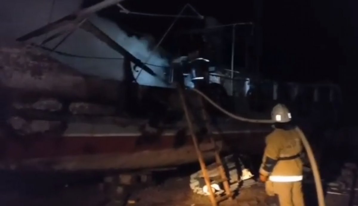 Теплоход загорелся на реке в Атырауской области