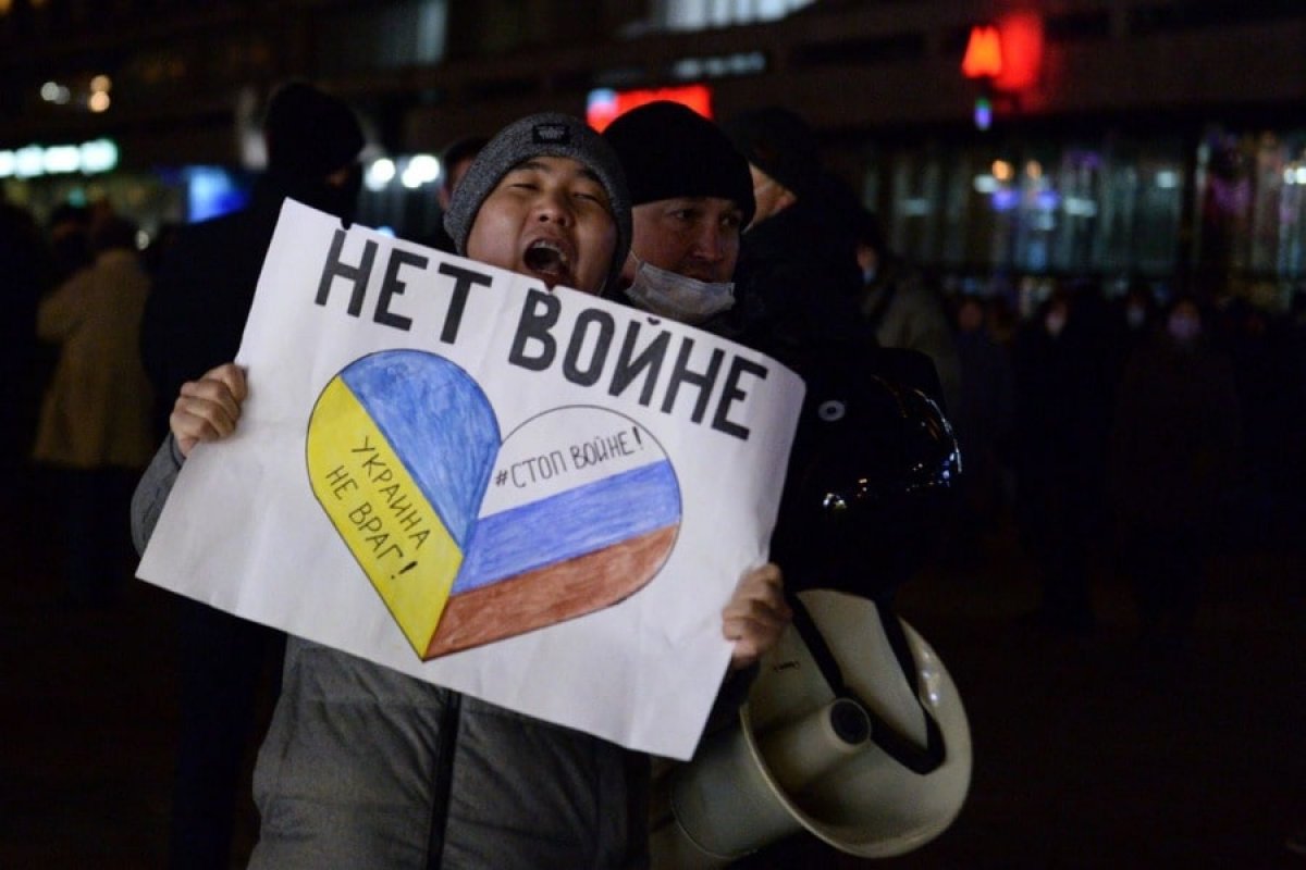 Марши против военных действий в Украине проходят в разных странах