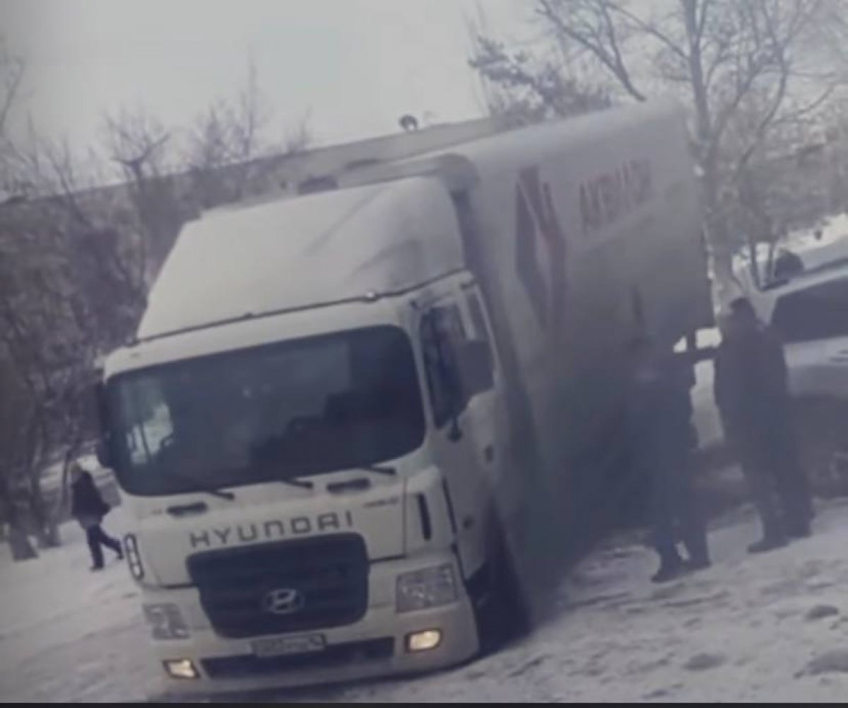 КамАЗ провалился в грунт на дороге в Аксу