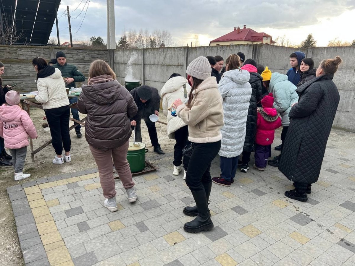 В Украине угощают казахстанцев, едущих на родину