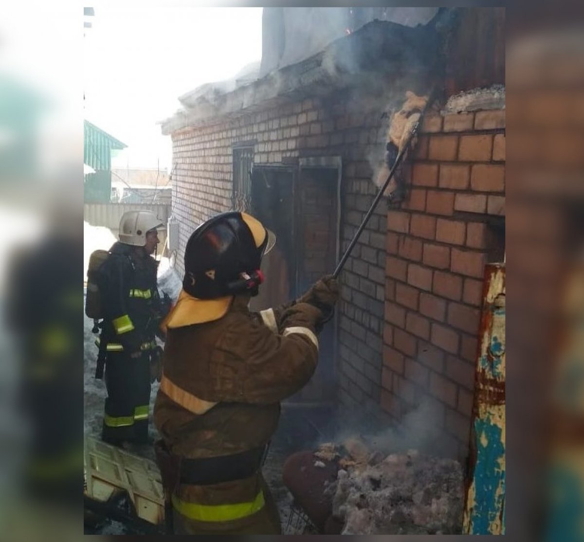 Дети чуть не погибли в охваченном огнем доме в Щучинске