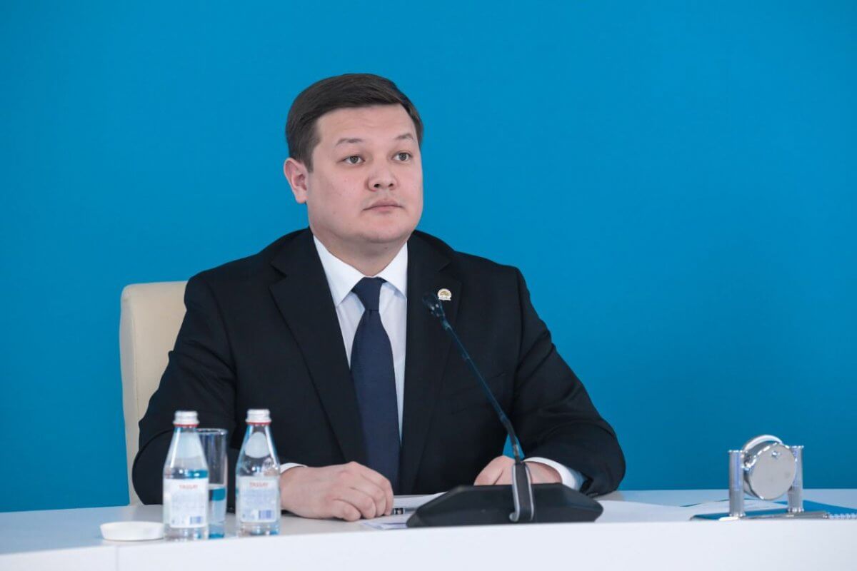 Новый логотип переименованной партии представил Асхат Оралов