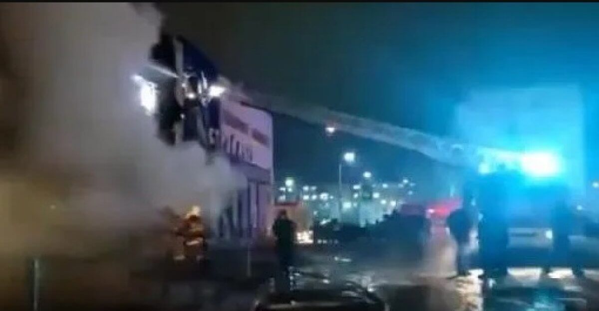 Двухэтажный торговый центр горел в Балхаше