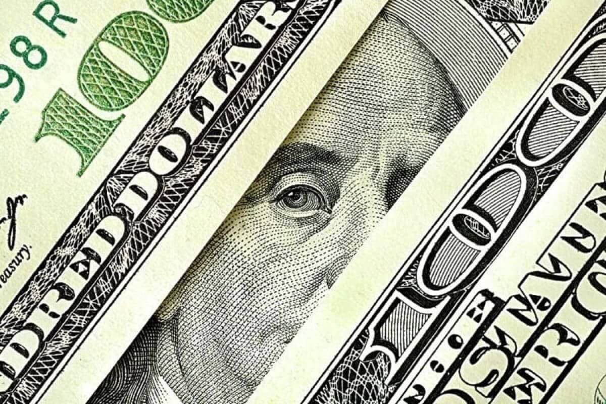 Больше 500: курс доллара установил новый антирекорд