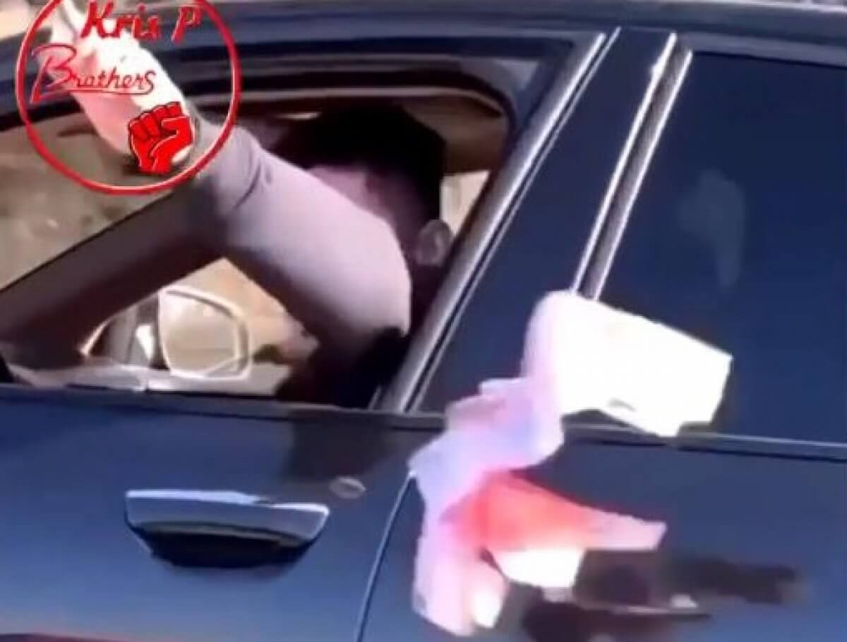 Дешевые понты? Водитель разбросал пачку купюр на автомобильной трассе в Алматы