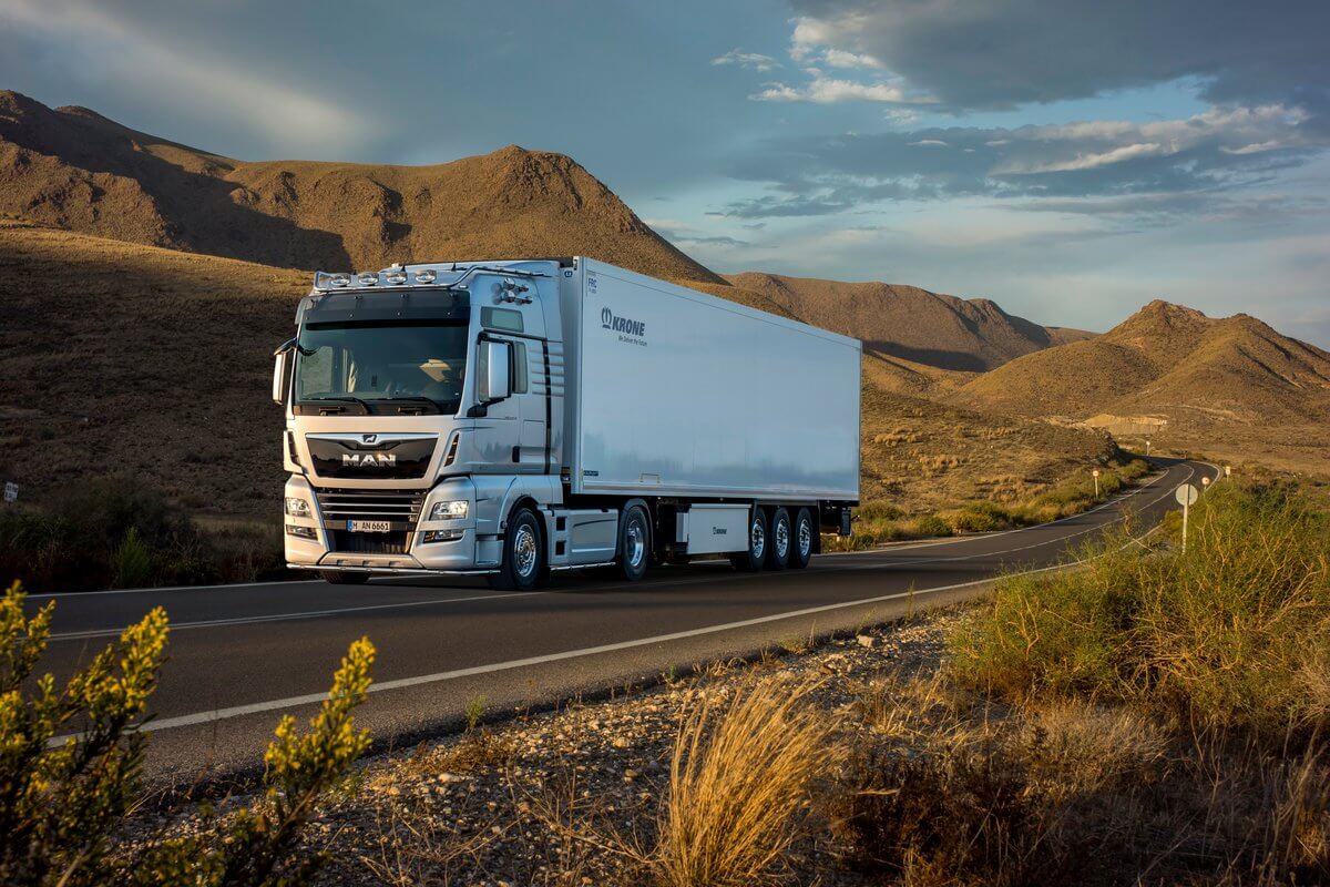 11 казахстанских дальнобойщиков уедут из Украины через Беларусь и РФ