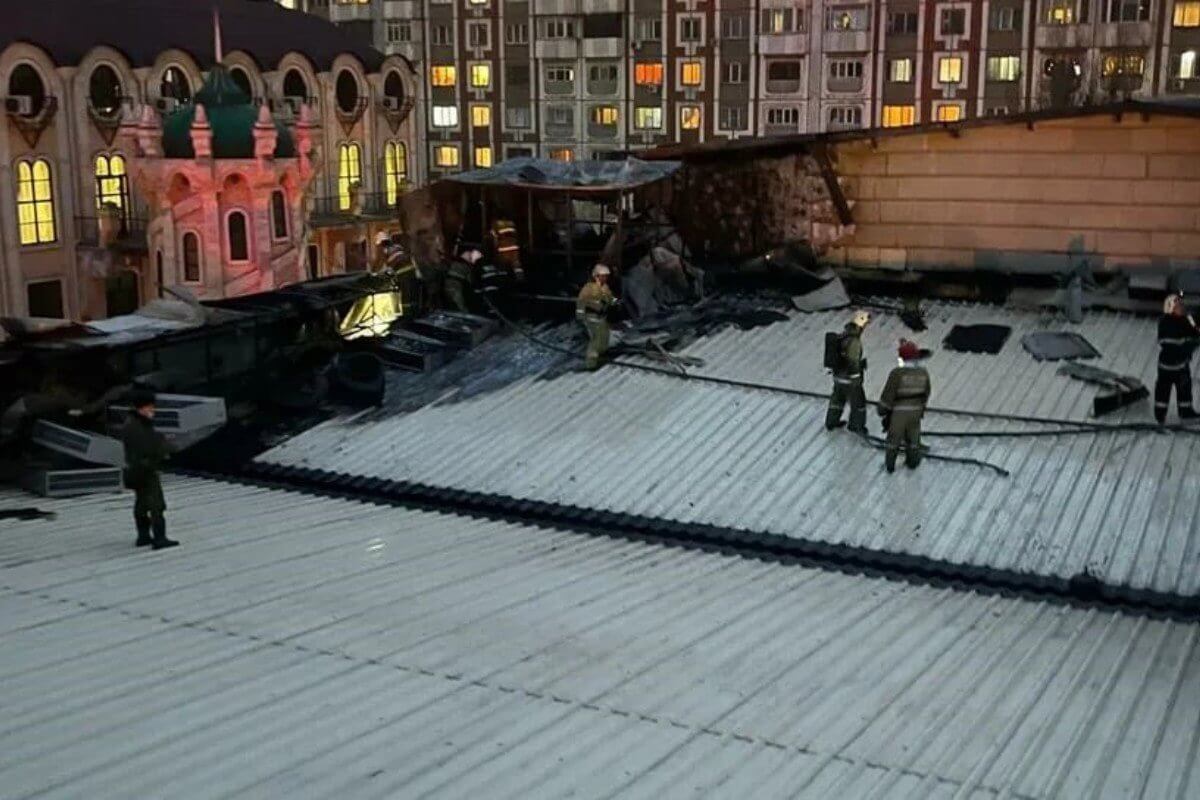 Пожарные в Алматы за полчаса потушили загоревшуюся кровлю кафе