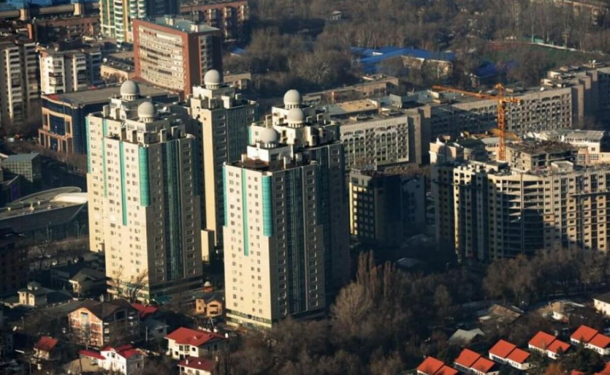 Токаев поручил акимам столицы и Алматы прекратить уплотненное строительство высоток