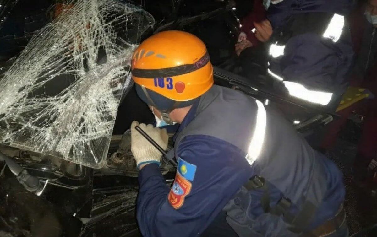 Внедорожник смял легковушку в ВКО. Есть пострадавшие