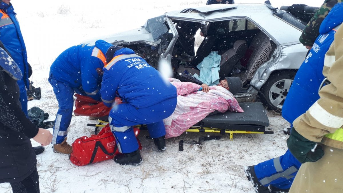 Мужчину, зажатого в Mercedes, помогли освободить спасатели в ВКО