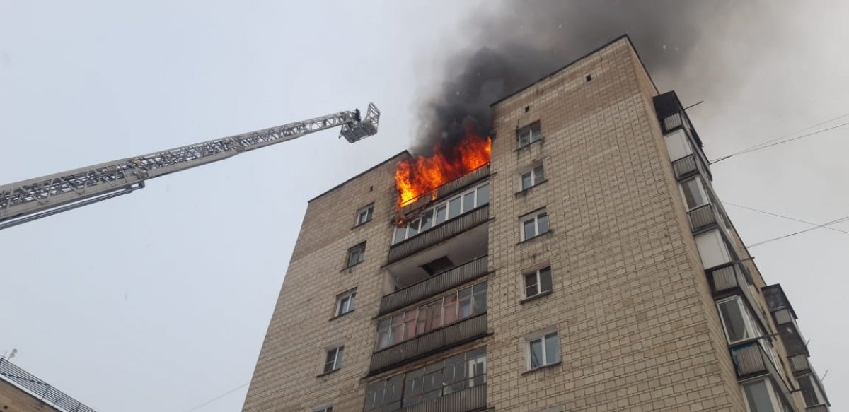 Женщину во время пожара спасли трое парней в Усть-Каменогорске