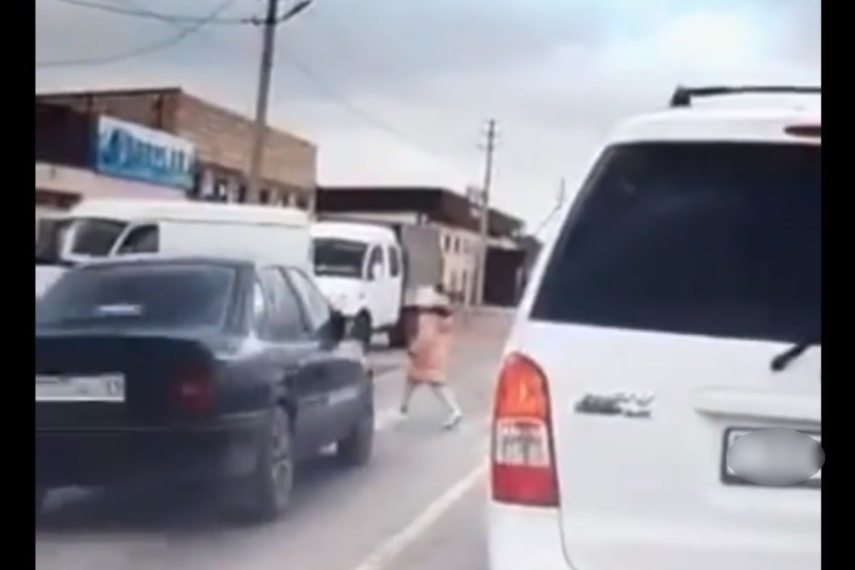 На видео попало, как водитель на скорости сбил ребенка на зебре в Мангистау