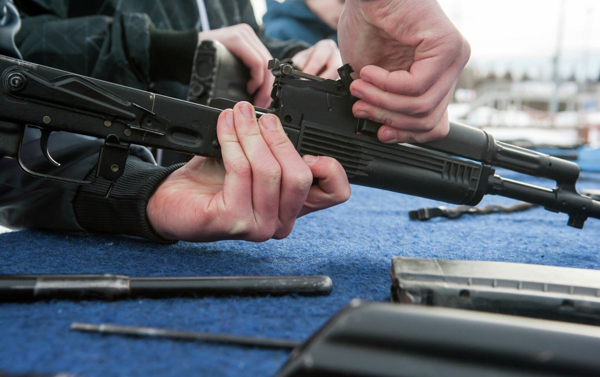 Тайник с оружием и долларами нашли на территории нацпарка в Алматы