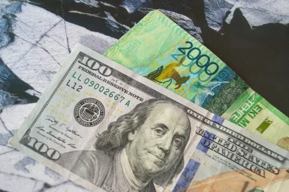 Казахстанцы стали меньше переводить денег за рубеж