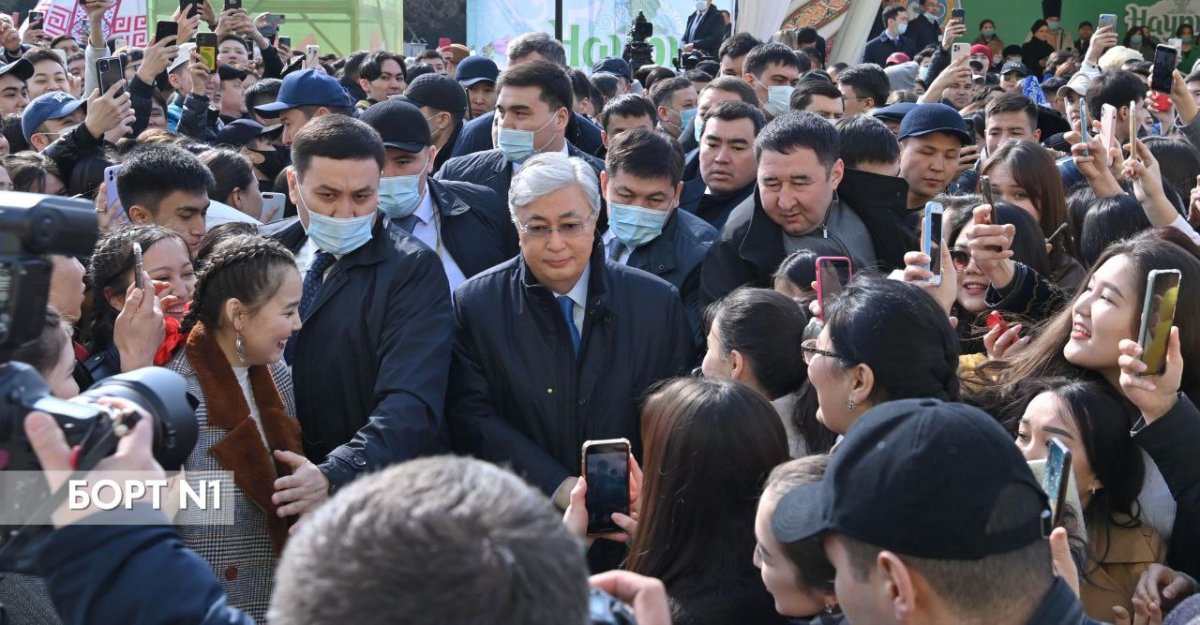 Момент, как Токаев заступился за девушку в Алматы, попал на видео