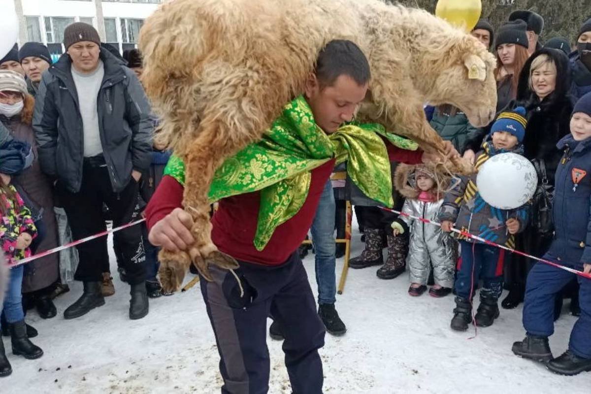 Житель ВКО 40 раз за минуту поднял 60-килограммового барана