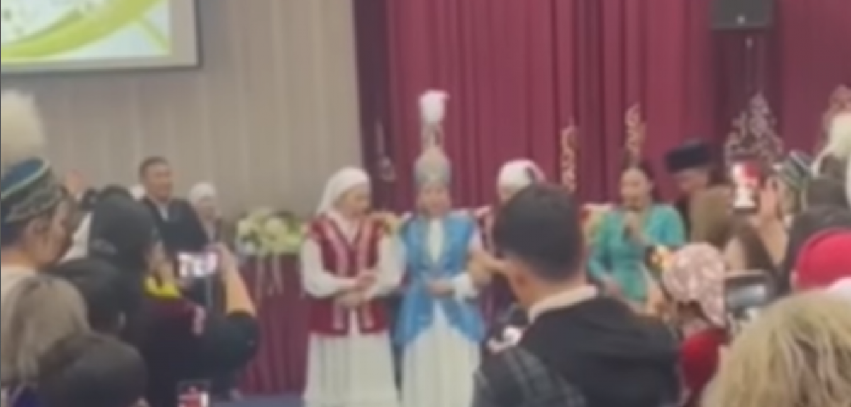Настоящий "Қыз ұзату" провели в одной из столичных школ (ВИДЕО)