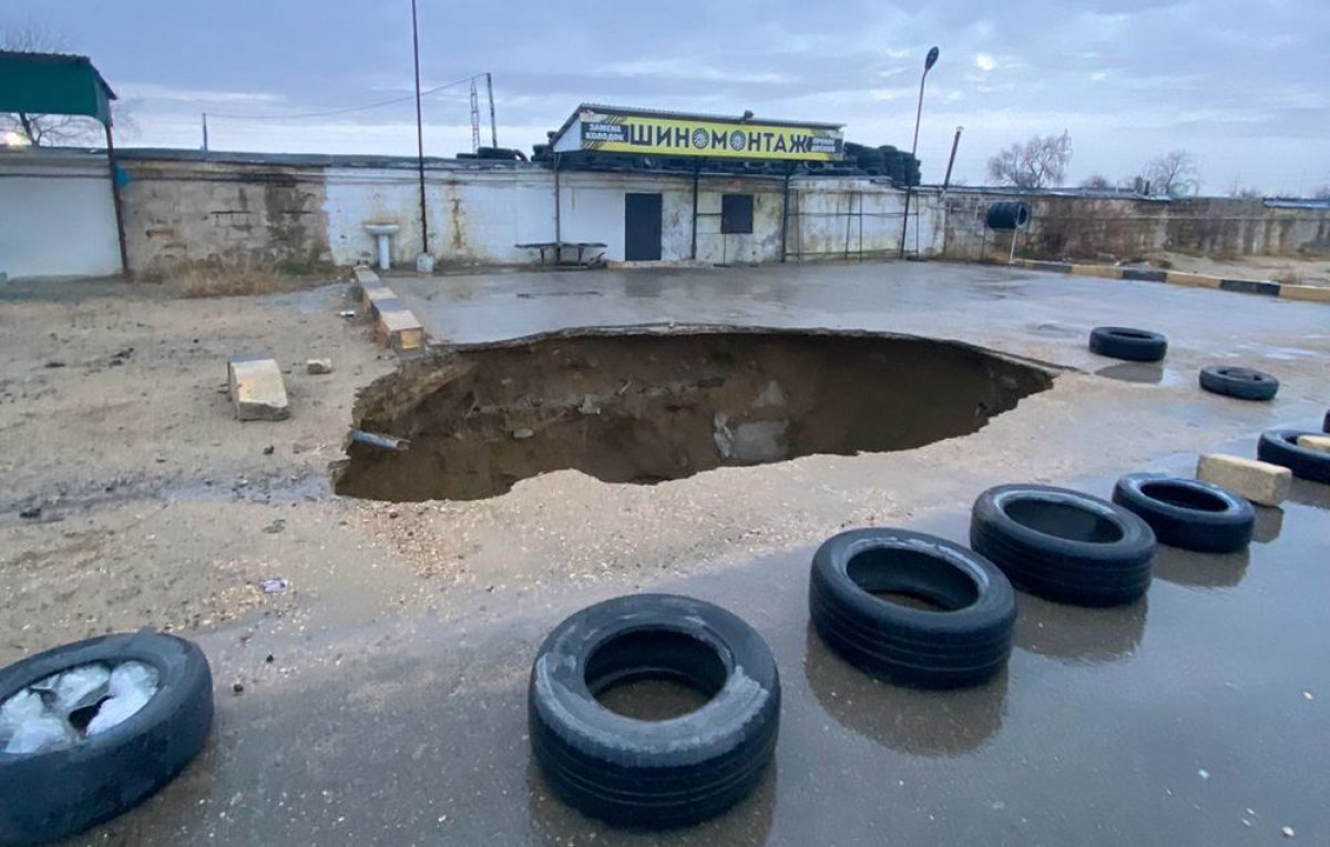 В Актау провалился асфальт после дождя