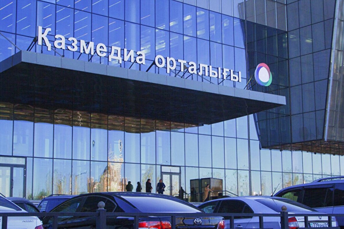 Пожар в паркинге "Қазмедиа орталығы" в Нур-Султане тушат огнеборцы