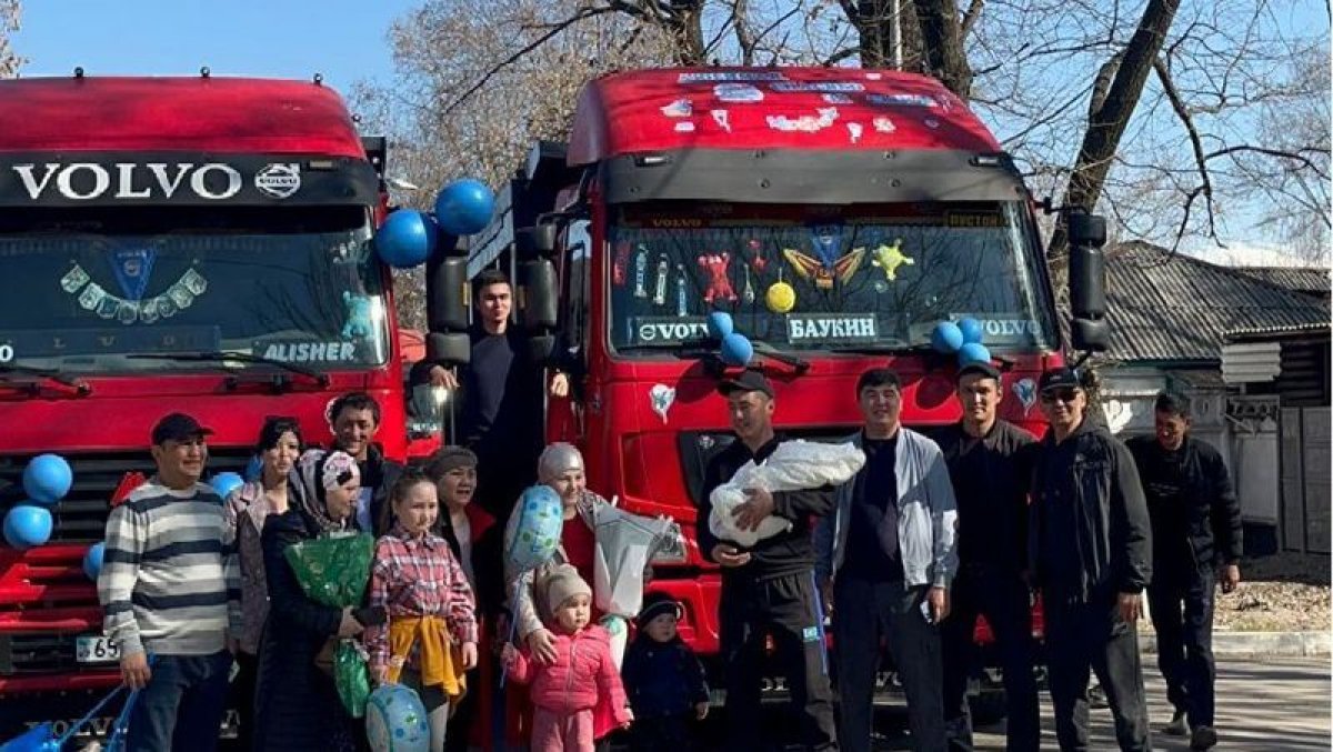 С пятью КамАЗами приехал встречать жену из роддома житель Алматы