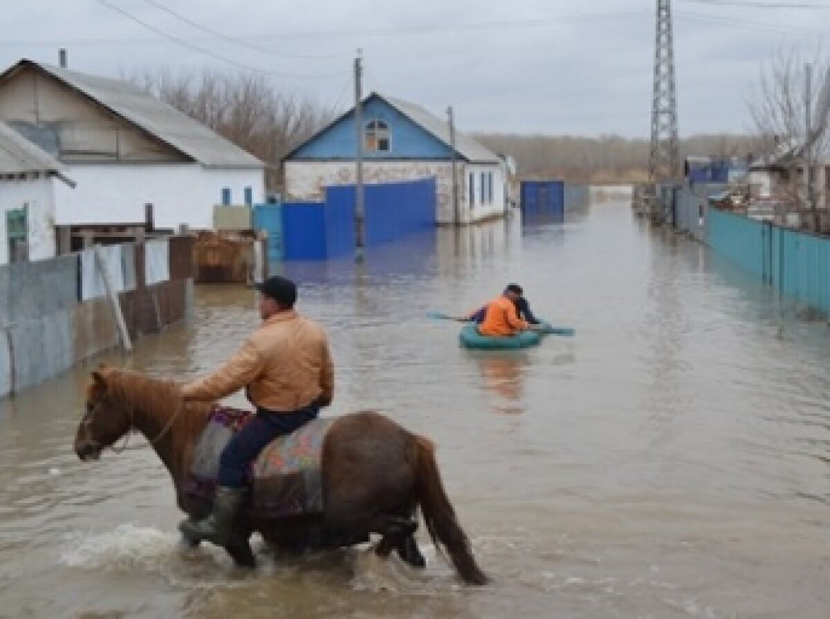 Есть ли наводнение в казахстане. Потоп в Казахстане. Казахстан потоп паводки. Наводнение фото в Казахстане. Слайды на паводок Казахстан с картинками.