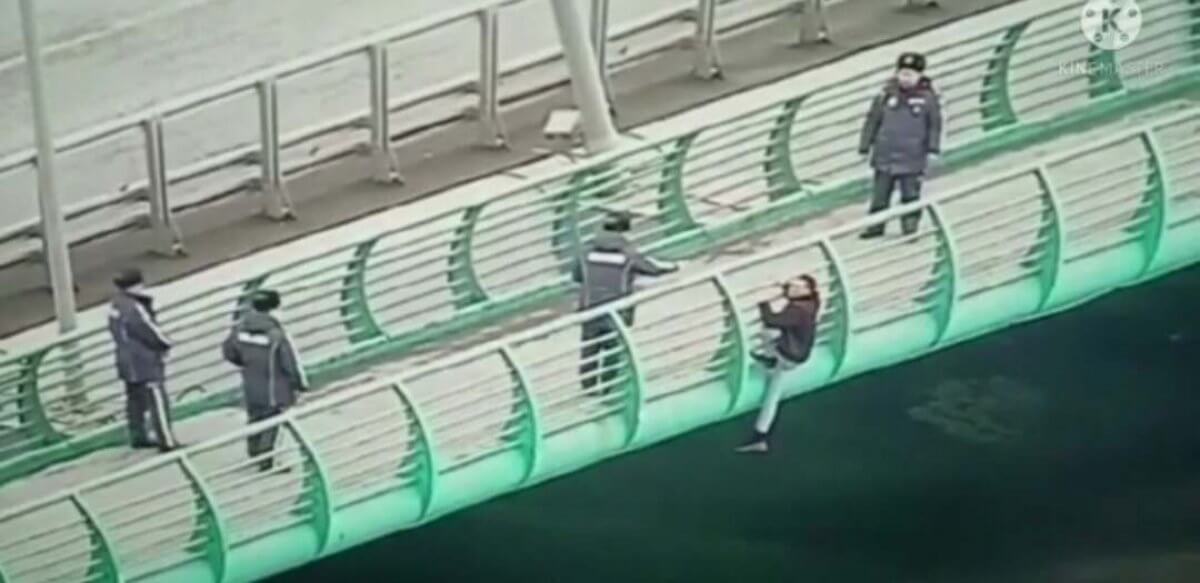 В столице мужчина пытался спрыгнуть с моста